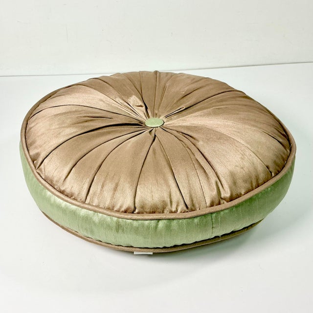 1960s Mid-Century Hollywood Regency Boho Chic Round Silk Pleated Button Decorative Pillow. For Sale - Image 4 of 13