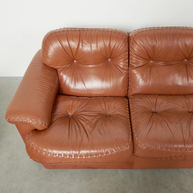 Cognac Leather Arizona Sofa and Easy Chairs attributed to Vavassori, Monza, Italy, 1970s, Set of 3 For Sale - Image 10 of 18