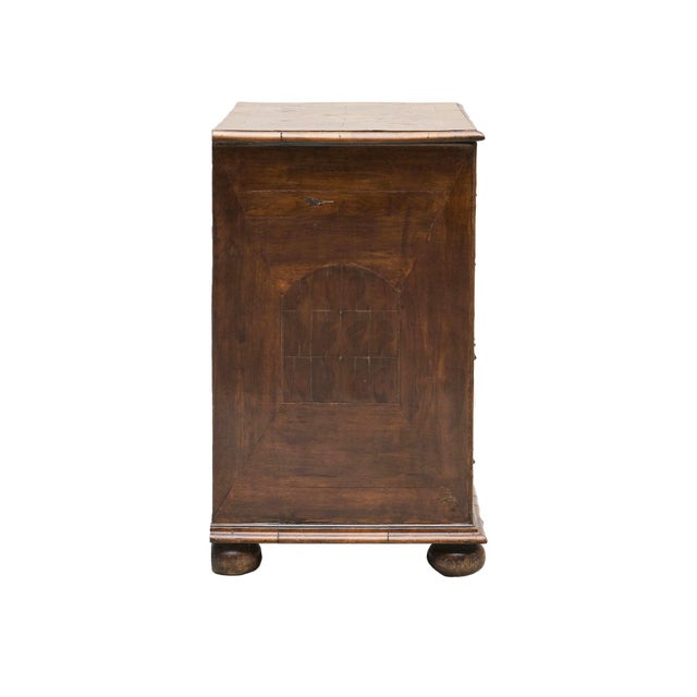 English Early 18th Century William & Mary Walnut and Olive Chest of Drawers For Sale - Image 3 of 12