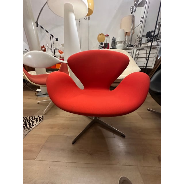 Swan armchair in very good condition! This piece has an attribution mark, I am sure that it is completely authentic and...