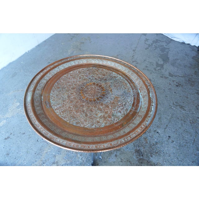 1950s 38" Hollywood Regency 1950s Moroccan Hand-Hammered Copper Tray Top Coffee Table With Wrought Iron Base For Sale - Image 5 of 18