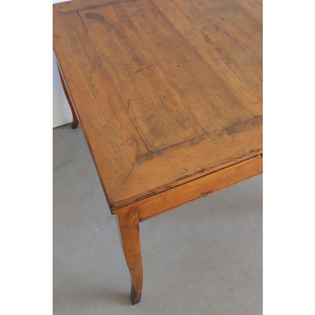 18th Century Venetian Cherrywood Square Table With Curved Legs and Two Leaves For Sale - Image 4 of 10