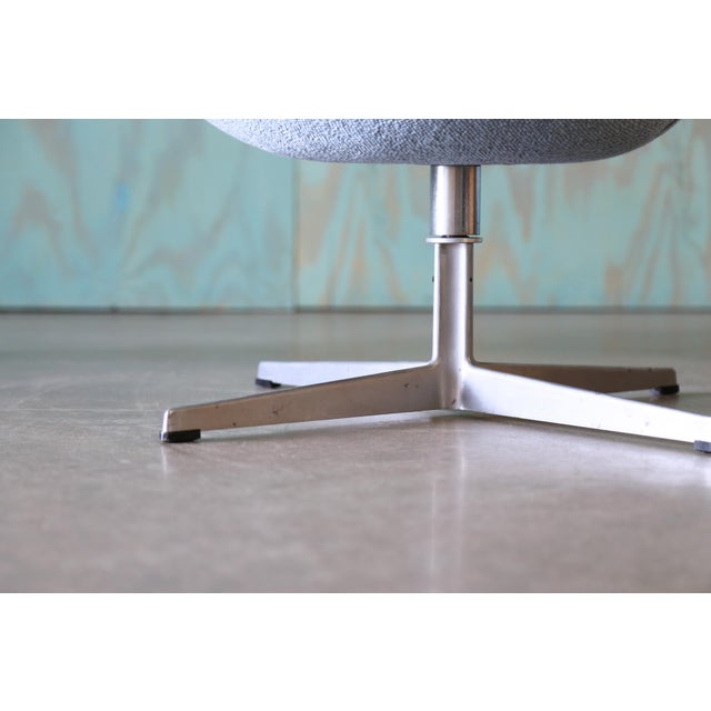 Textile 1971 Pair of Swan Chairs Arne Jacobsen for Fritz Hansen Danish Modern Swivel and Rock For Sale - Image 7 of 10