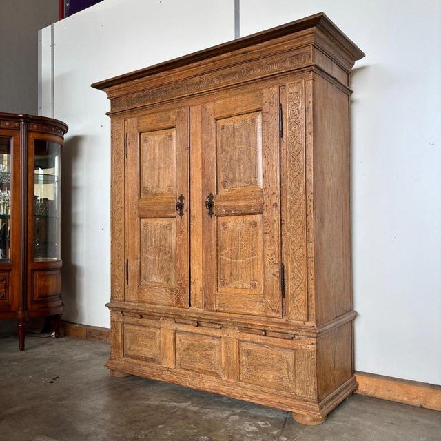 ✓ high-quality construction ✓ impressive carvings ✓ timeless and durable ✓ interior division freely selectable dimensions:...