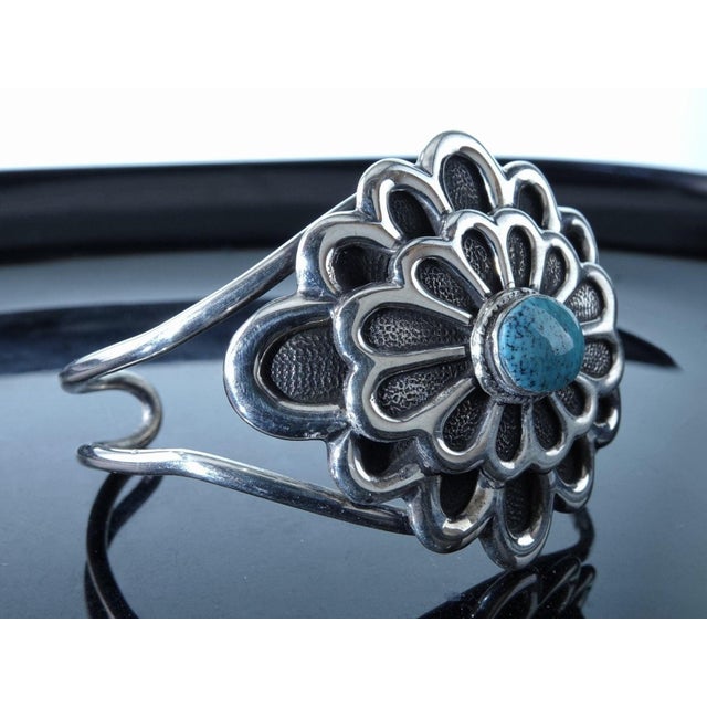 6.75" Vintage Navajo Sterling Kingman Turquoise Cuff Bracelet For Sale - Image 4 of 6