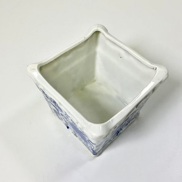 This is a sweet little Chinoiserie Blue Onion design ceramic blue & White Planter. It has a few nice design elements like...