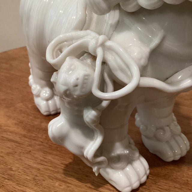 Early 19th Century China DeHua White Porcelain Handmade Stand Up Shi Shi Foo Dog Lion For Sale In Chicago - Image 6 of 13