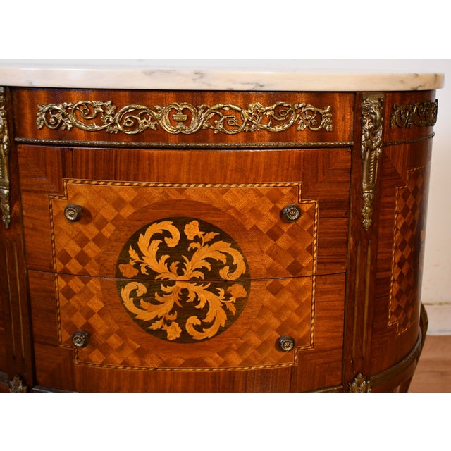 1930s 1930s Pair French Louis XV Walnut Satinwood Inlay & Marble Top Nightstands / Small Commodes For Sale - Image 5 of 18