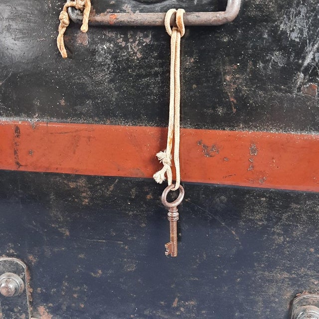 Antique Naval Britannia Trunk in Metal from Newton Shakespeare & Co. Ltd, Early 1900s For Sale - Image 14 of 18
