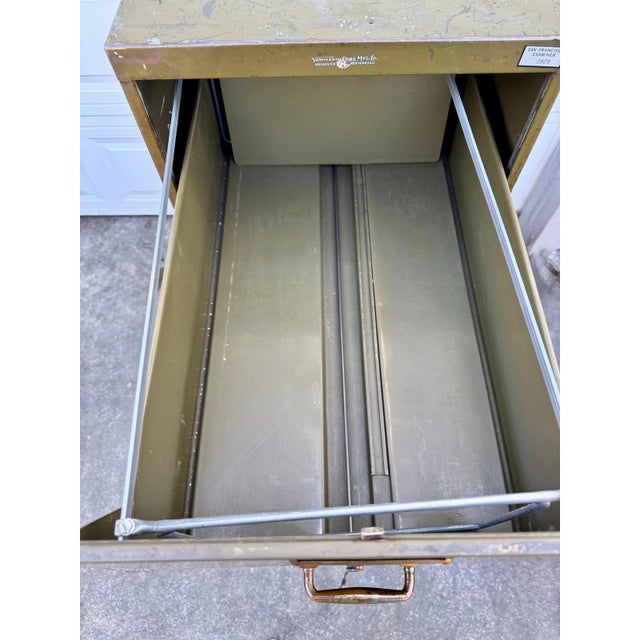 Early 20th Century Yawman & Erbe Industrial 5 Drawer Steel Filing Cabinet in Olive Green For Sale - Image 4 of 15