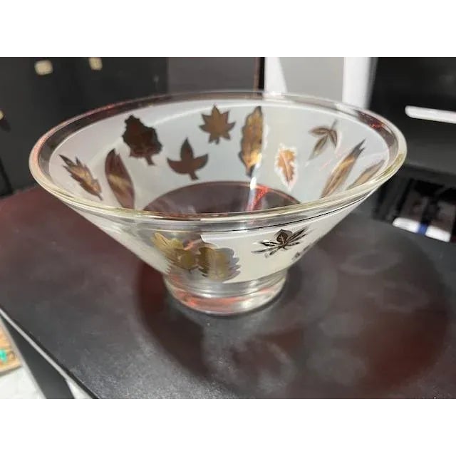 This vintage chip punch bowl by Libbey Glass Co. is a stunning piece from the 1960s. The frosted gold leaf design adds a...