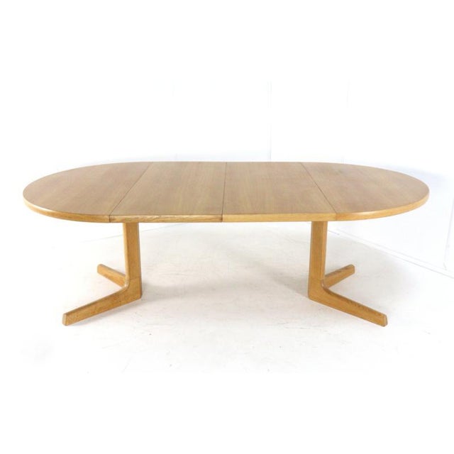 A nice according to Danish design designed round and 2x extendable vintage table, that is model "Nordenskov" . Its light...