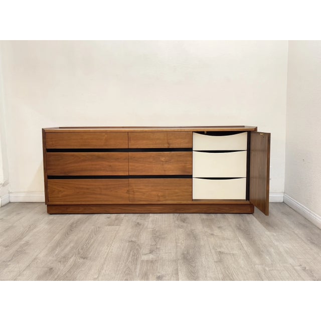 1960s Mid Century Modern Dresser by Dillingham For Sale - Image 5 of 11