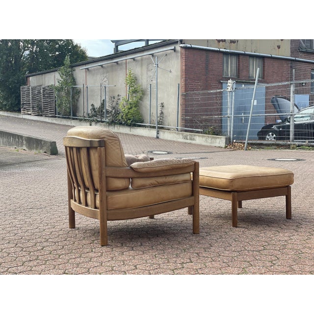 Original 60s! Great vintage leather armchair from the 60s for your Stuga. The armchair is made of solid oak wood and has...