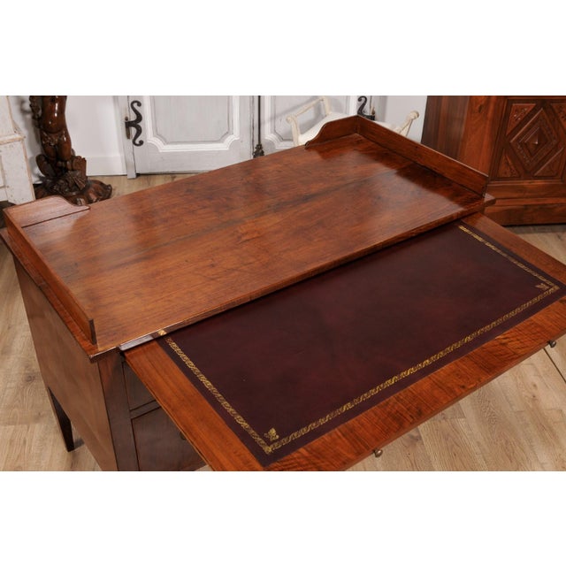 Brown Italian 1820s Walnut and Mahogany Desk with Five Drawers, Pull-out and Banding For Sale - Image 8 of 12