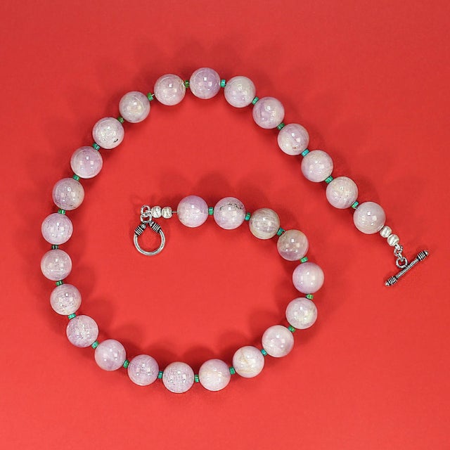 2020s Ajd 20 Inch Glowing Kunzite Tiny Green Accents Necklace Great Gift For Sale - Image 5 of 8