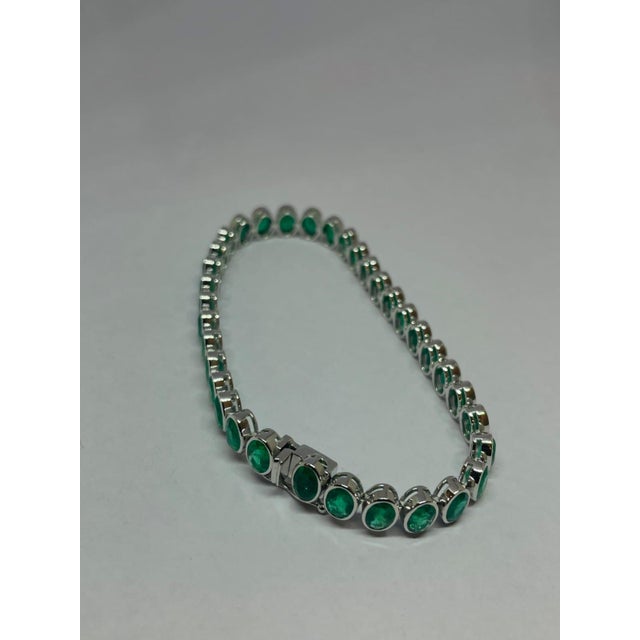 Contemporary Natural 18k Gold Emerald Bracelet, 16.15ct For Sale - Image 3 of 8
