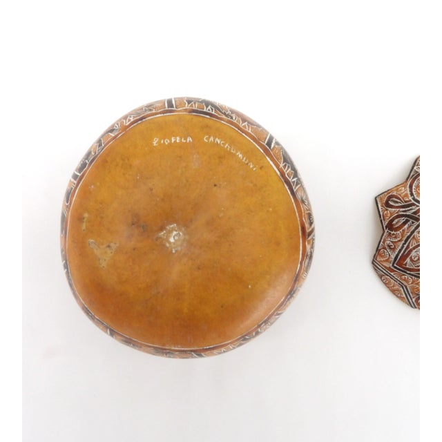 Wood 1980s Peruvian Hand-Carved Mate Burilado Folk Art Gourd Box Signed For Sale - Image 7 of 11