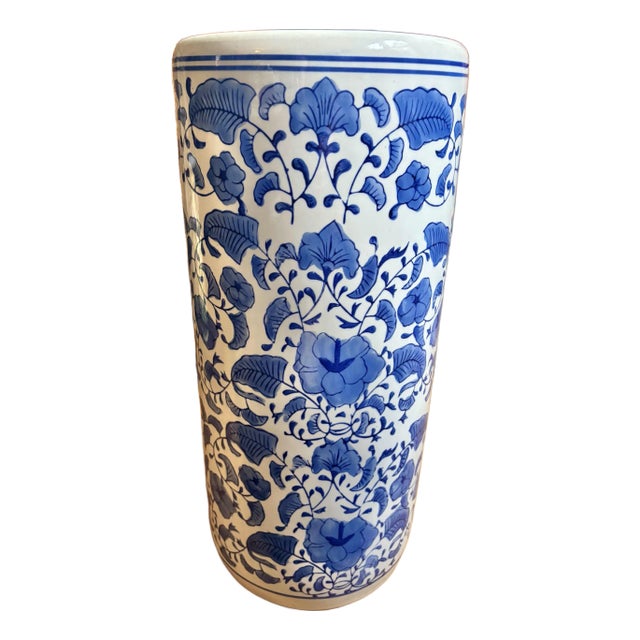 1980s Chinoiserie Blue and White Porcelain Umbrella Stand For Sale