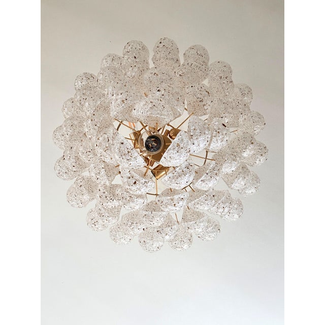 Elegant and contemporary “Conchiglie” Murano Glass Gold 24k Chandelier Very bright and lively chandelier for luxury...