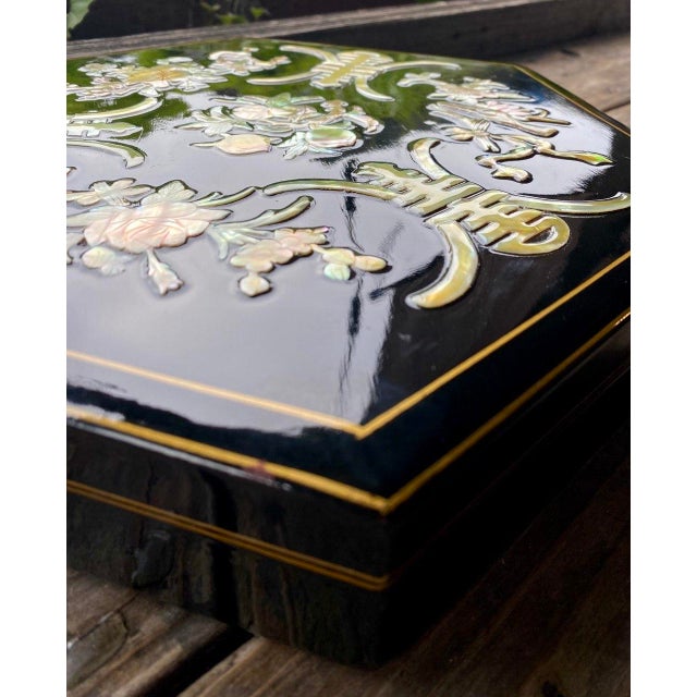 Vintage Chinese Black Lacquer Mother-of-Pearl Inlaid Hexagonal Banchan Serving Box For Sale - Image 9 of 14