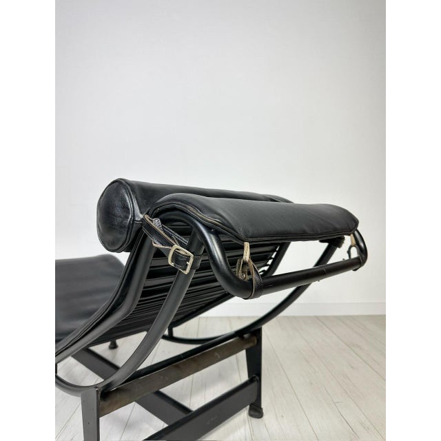 Cassina Vintage LC4 Chaise Longue by Le Corbusier, Pierre Jeanneret and Charlotte Perriand for Cassina, 2010s For Sale - Image 4 of 10