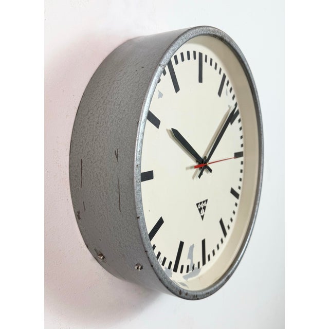 1960s Industrial Grey Factory Wall Clock from Pragotron, 1960s For Sale - Image 5 of 18