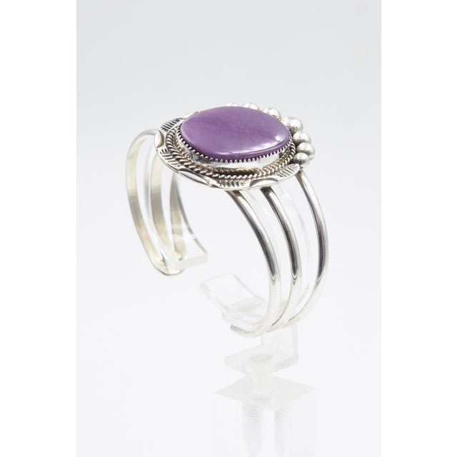 Late 20th Century Kay Johnson Southwest Sugilite Sterling Silver Cuff Bracelet For Sale In Miami - Image 6 of 12