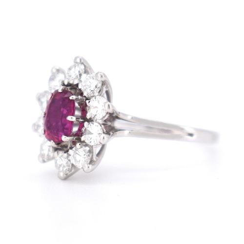 Vintage Marguerite Ring in Gold with Ruby and Diamonds For Sale - Image 12 of 14