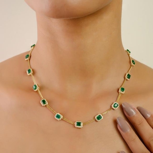 VRJewels Luxury 6.2 Carat Emerald & Diamond 16 Inch Curb Link Chain Necklace in 14k Gold For Sale - Image 4 of 15