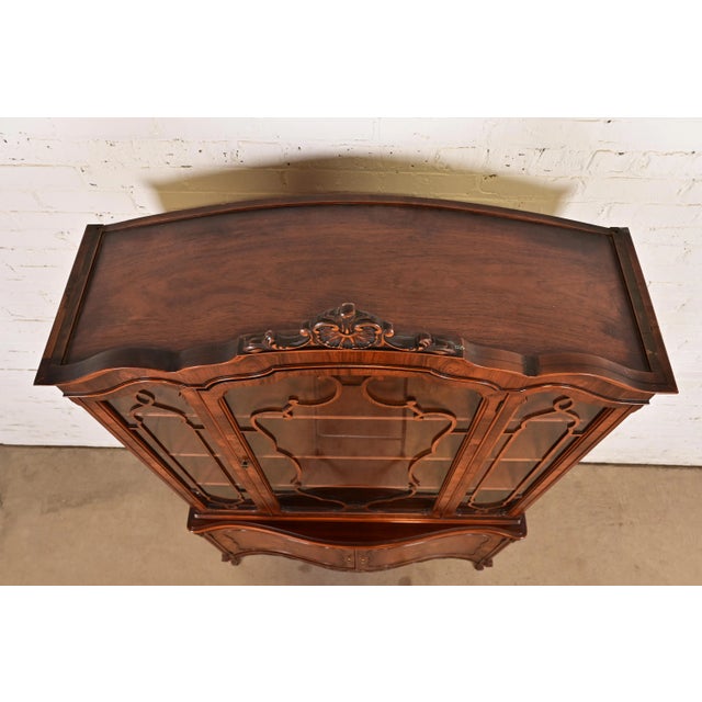 Romweber French Provincial Louis XV Carved Rosewood Inlaid Marquetry Breakfront Bookcase Cabinet, Circa 1920s For Sale - Image 14 of 17
