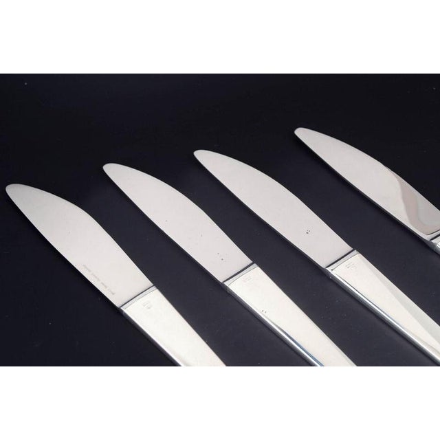 Henning Koppel for Georg Jensen, set of four dinner knives Caravel. Set of four dinner knives in stainless steel and...