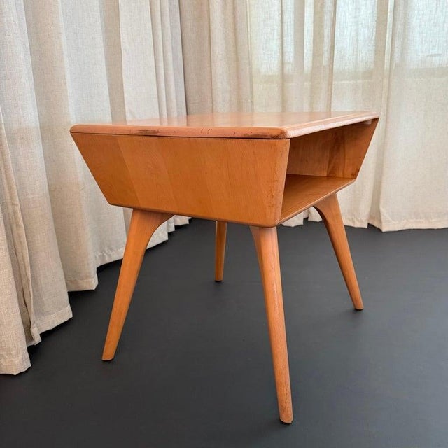 1950s Heywood-Wakefield Aristocraft Champagne Maple Lamp Table For Sale In New York - Image 6 of 11