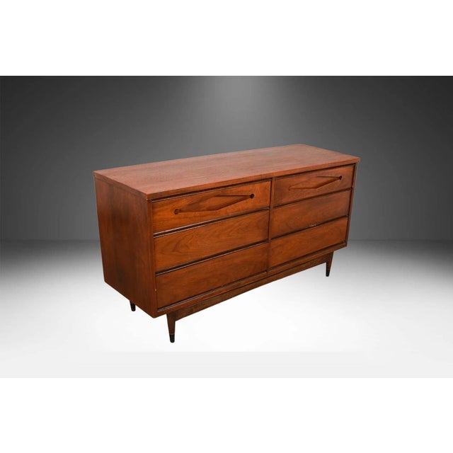 Beautiful Mid-Century Modern six drawer Dresser by Bassett. This is a beautiful example of Mid-Century craftsmanship...