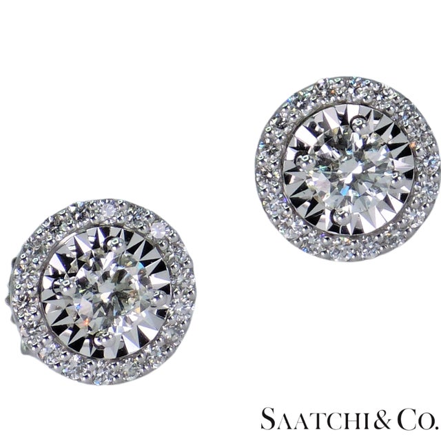 Contemporary 18k (750) White Gold - VVS Natural Diamond Stud Earring - Set of 2 For Sale - Image 3 of 9