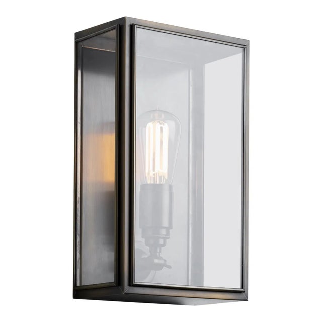 Wall light in brass, with outside fitted clear or frosted glass and spring closure. For indoor and outdoor use (IP44)....