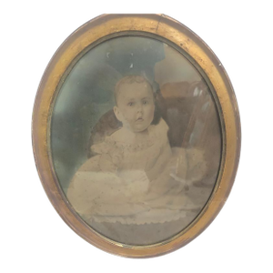 “Antique Oval Convex Frame Child Portrait – Hand-Tinted c.1890–1910”