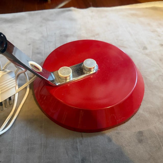 This original 1960s Italian desk lamp exemplifies Mid-Century Modern design with its striking saucer-shaped shade, bold...
