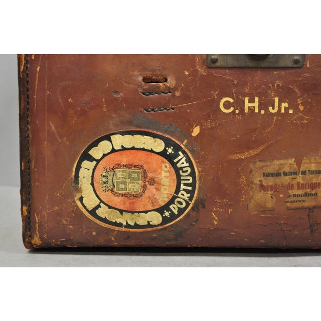 Animal Skin Late 19th Century English Art Deco Brown Leather Travel Case Suitcase W/ Cunard Stickers & Top Hat For Sale - Image 7 of 18