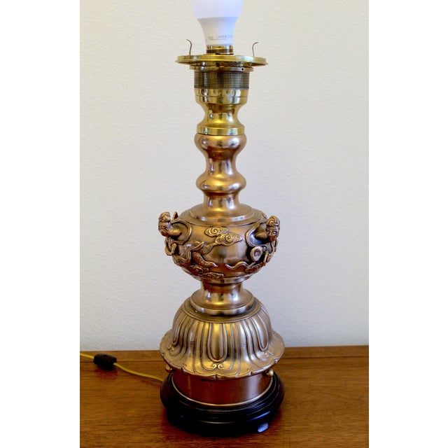 Vintage Asian Figural Brass Table Lamp With Milk Glass Globe Shade – Hollywood Regency Chinoiserie Lighting For Sale - Image 11 of 16