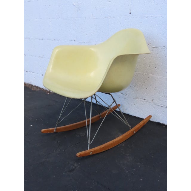 Herman Miller Eames Fiberglass Shell Rocking Chair 1960s Parchment Color 6641 For Sale - Image 14 of 18