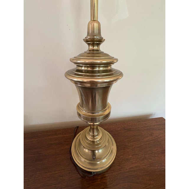 Stiffel Late 20th Century Stiffel Hollywood Regency Trophy Style Brass Lamp For Sale - Image 4 of 9