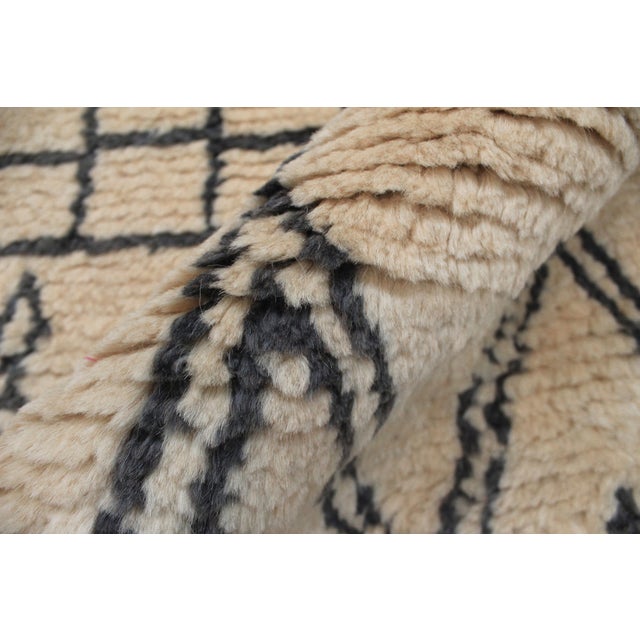 Textile Moroccan Shag Beige/Gray Wool Rug - 3'9'' X 6'2'' For Sale - Image 7 of 10