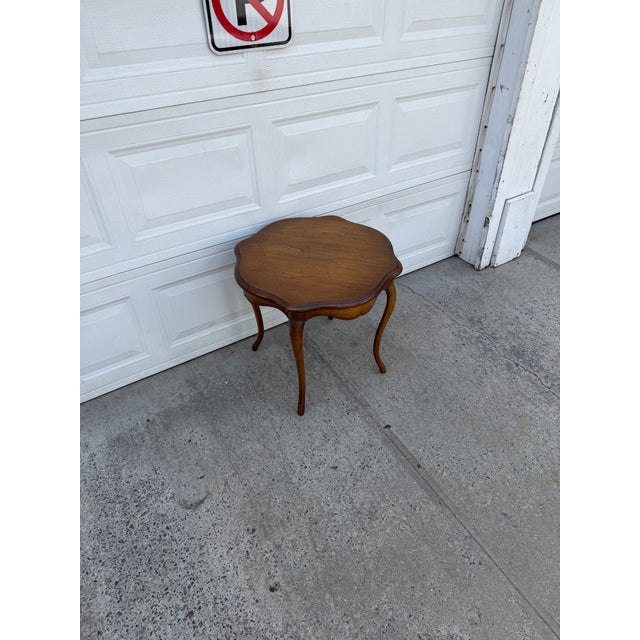 Vintage French Provincial Louis XV Style Scalloped Side Table With Cabriole Legs For Sale - Image 4 of 12