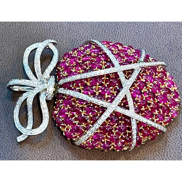 Modern Gia Certified Natural 50 Ct Ceylon Nh Ruby & 8 Ct Diamond Apple 18 K Pin/Brooch For Sale - Image 3 of 8