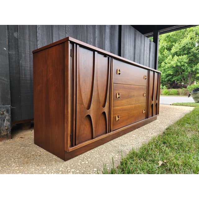 Broyhill Brasilia Mid Century Modern Walnut Triple Dresser Credenza | Sculptural Doors | Vintage 1960s For Sale - Image 16 of 16