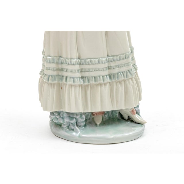 1980s Lladró "Spanish Lady" Porcelain Figurine | Period Dress | © Daisa 1980 | Hand Made in Spain | 12.5" For Sale - Image 5 of 6