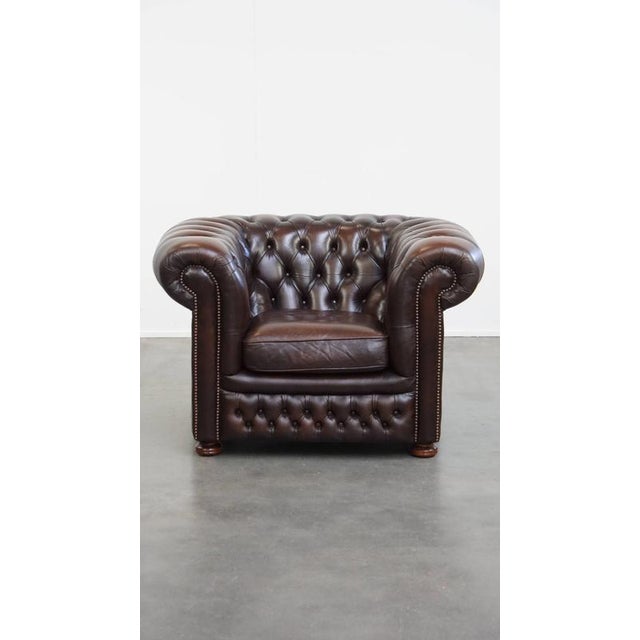 Offered this impressive, English cowhide leather chesterfield armchair with a comfortable seat and a deep dark color. This...