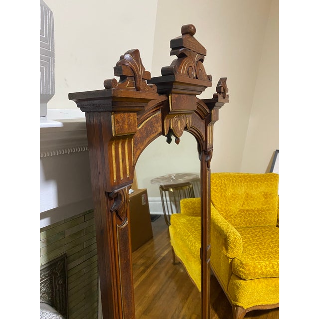 Excellent condition! Gorgeous Victorian style wall mirror featuring an arched carved wood frame with decorative gilt...