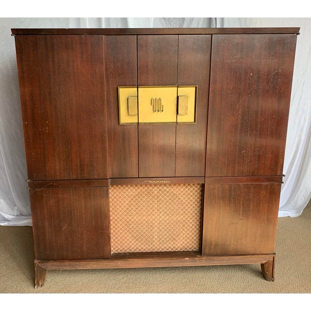 A statement piece for any collector of midcentury furniture or technology. This Motorola Model 20F1 features a vintage 20"...